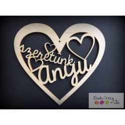 Szeretünk anyu felirat szívben