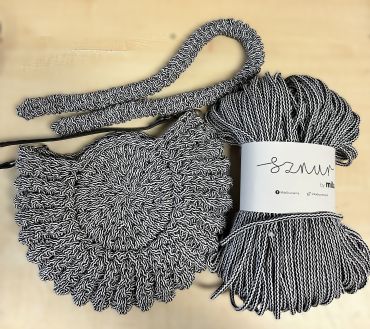 Egy táska, egyetlen motring Sznur fonalból